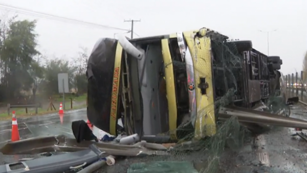Confirman al menos dos fallecidos tras volcamiento de bus en Ruta 5 Sur
