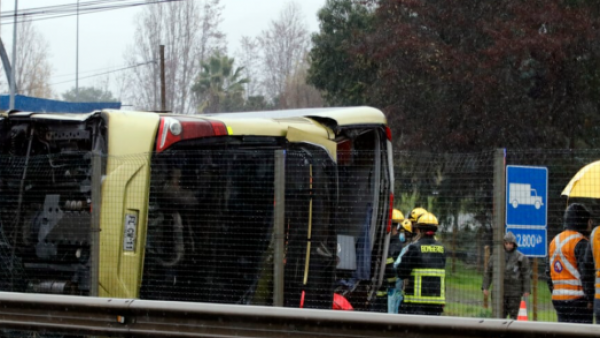"Como una película...": El testimonio de pasajeros del fatal volcamiento de bus en Ruta 5 Sur
