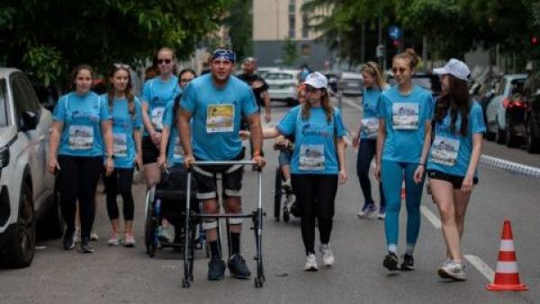 Un paciente parapléjico vuelve a caminar gracias a la neuroestimulación de la médula
