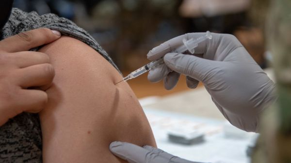 Brazo izquierdo o derecho: ¿Dónde es mejor colocar las vacunas?
