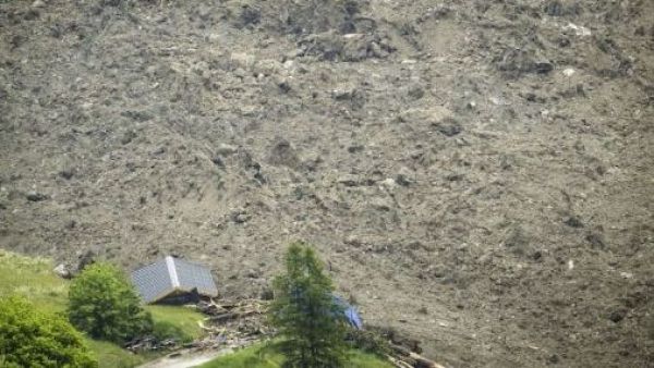 Viralizan el momento exacto en que una avalancha sepulta un pueblo en Suiza
