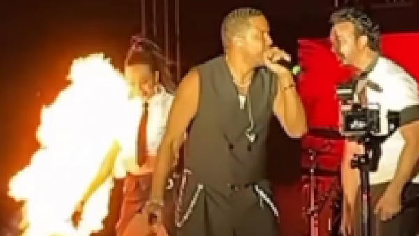 Accidente en vivo: lanzallamas alcanza a bailarina en concierto de Ilegales
