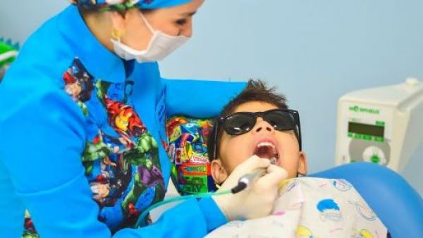 Caries infantil en Chile: el 70% de los niños menores de seis años está afectado y el rol de los padres es clave
