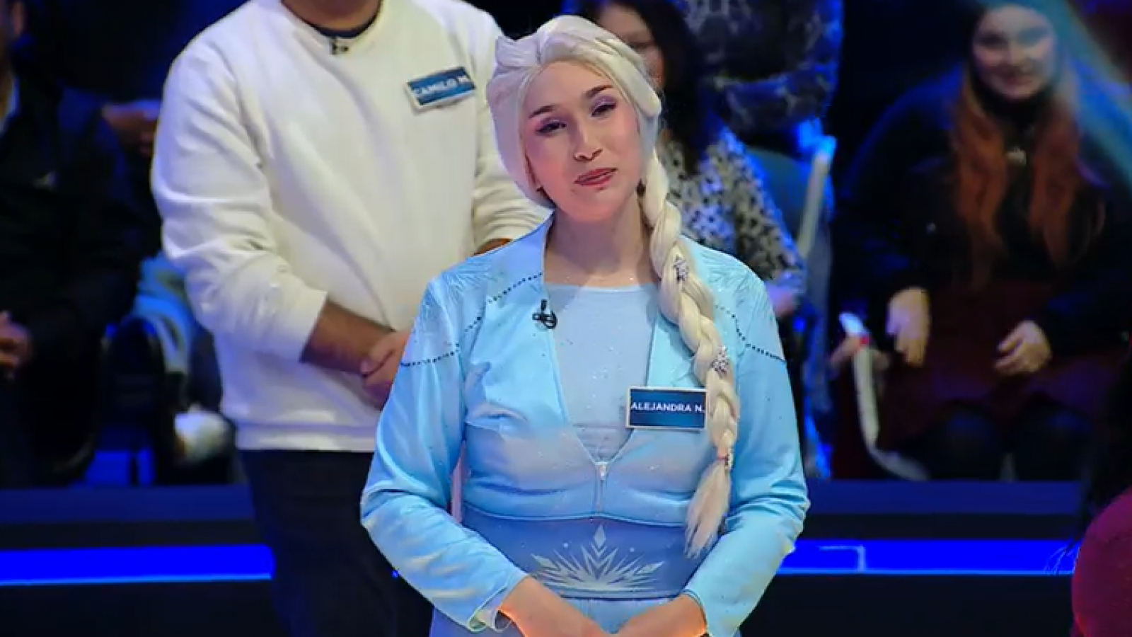 Quedó congelada: "Elsa" no logró contestar ni una pregunta
