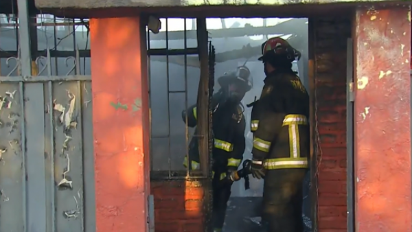 "Mi vecina salió con el pelo quemado": El impactante testimonio de afectado por incendio en Conchalí

