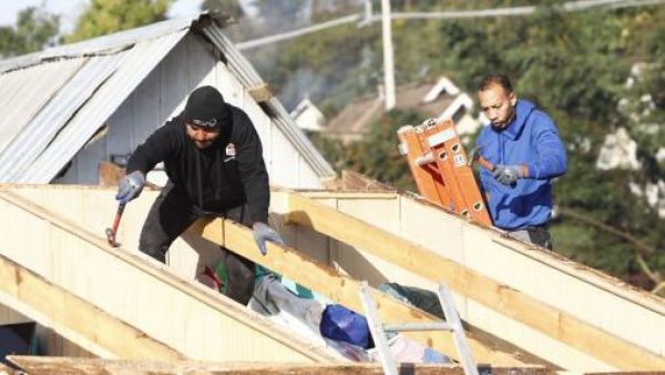 Entregan materiales para proteger de nuevas lluvias a damnificados por tornado
