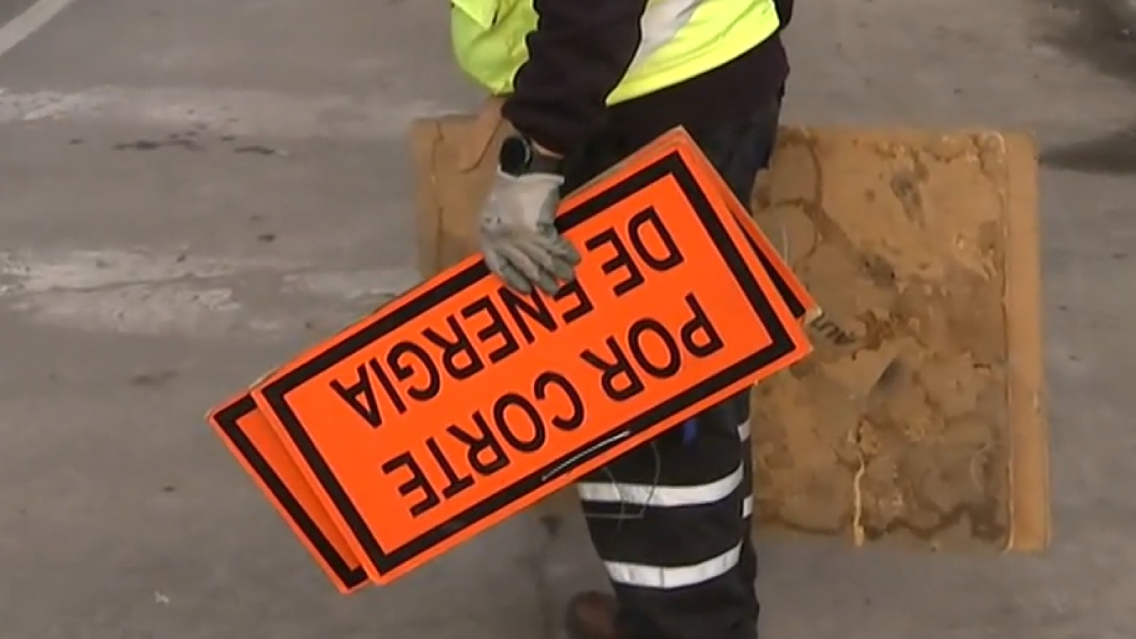 La verdadera razón de la instalación de carteles en semáforos apagados
