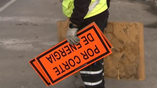 La verdadera razón de la instalación de carteles en semáforos apagados

