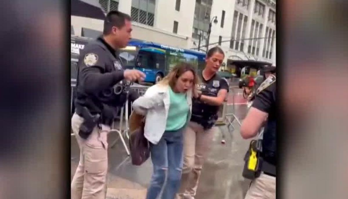 Chilena fue detenida mientras paseaba con su hija en Nueva York | TVN