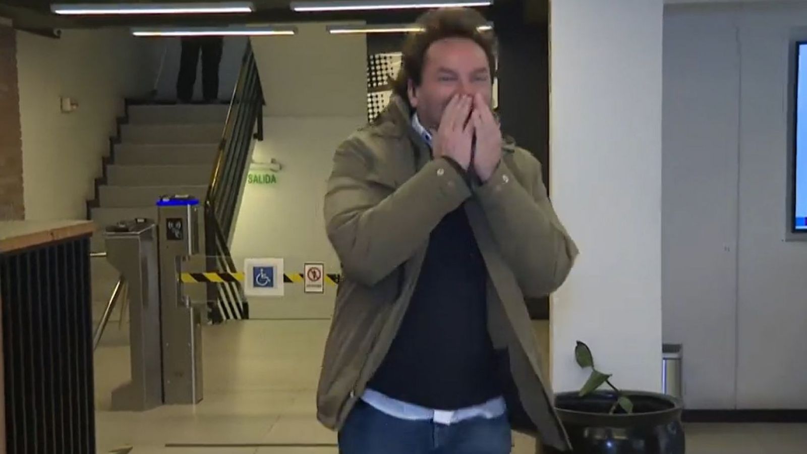 El Medio Día: Daniel Fuenzalida se atrasó y tuvo que partir el programa en la calle

