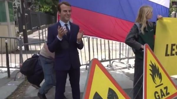 Otro "golpe" a Macron: Activistas roban se estatua desde museo de París
