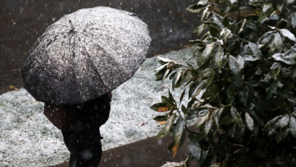 Santiago se prepara para chubascos de agua nieve este martes por la noche
