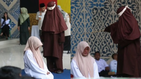 Mujer recibe 100 latigazos en público por adulterio en Indonesia
