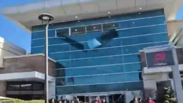Pudo ser una tragedia: video capta caída de un ventanal en mall de Copiapó durante fuerte sismo
