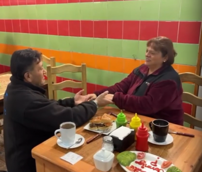 "¿Cásate conmigo?": original propuesta de matrimonio tuvo lugar en un local de completos