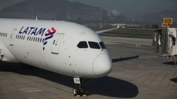Evacúan avión que presentó fuego en uno de sus motores antes de despegar en el Aeropuerto de Santiago
