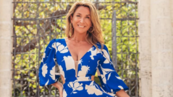 "Patético poner a una vieja": la respuesta viral de una modelo de 54 años tras ofensivo comentario
