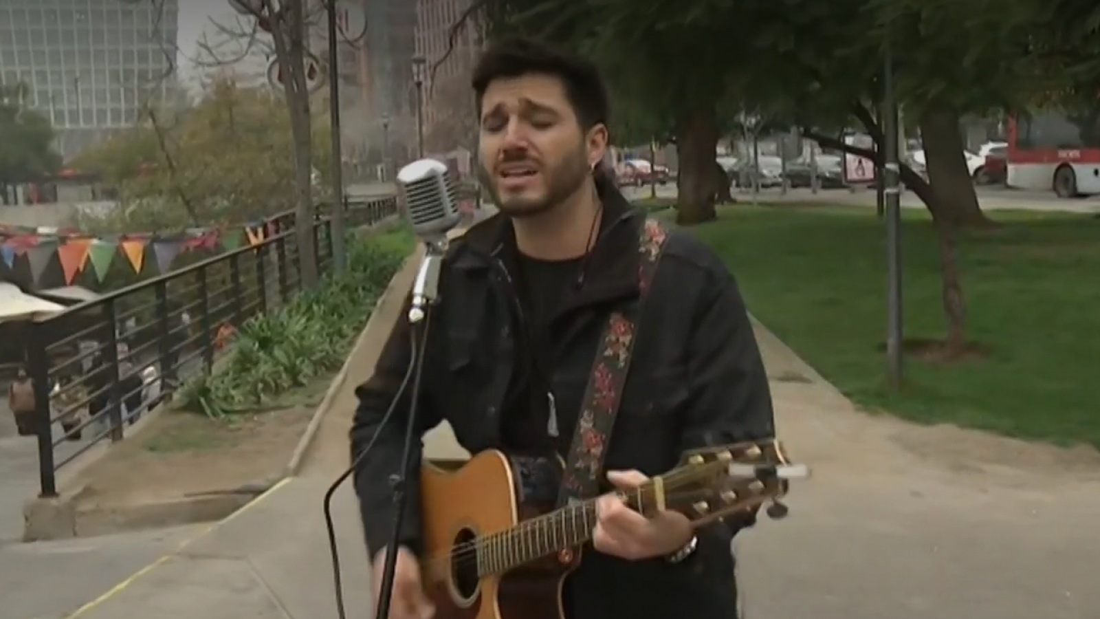 ¿Un nuevo Eddie Vedder chileno?: artista callejero sorprende con su voz en "El Medio Día"
