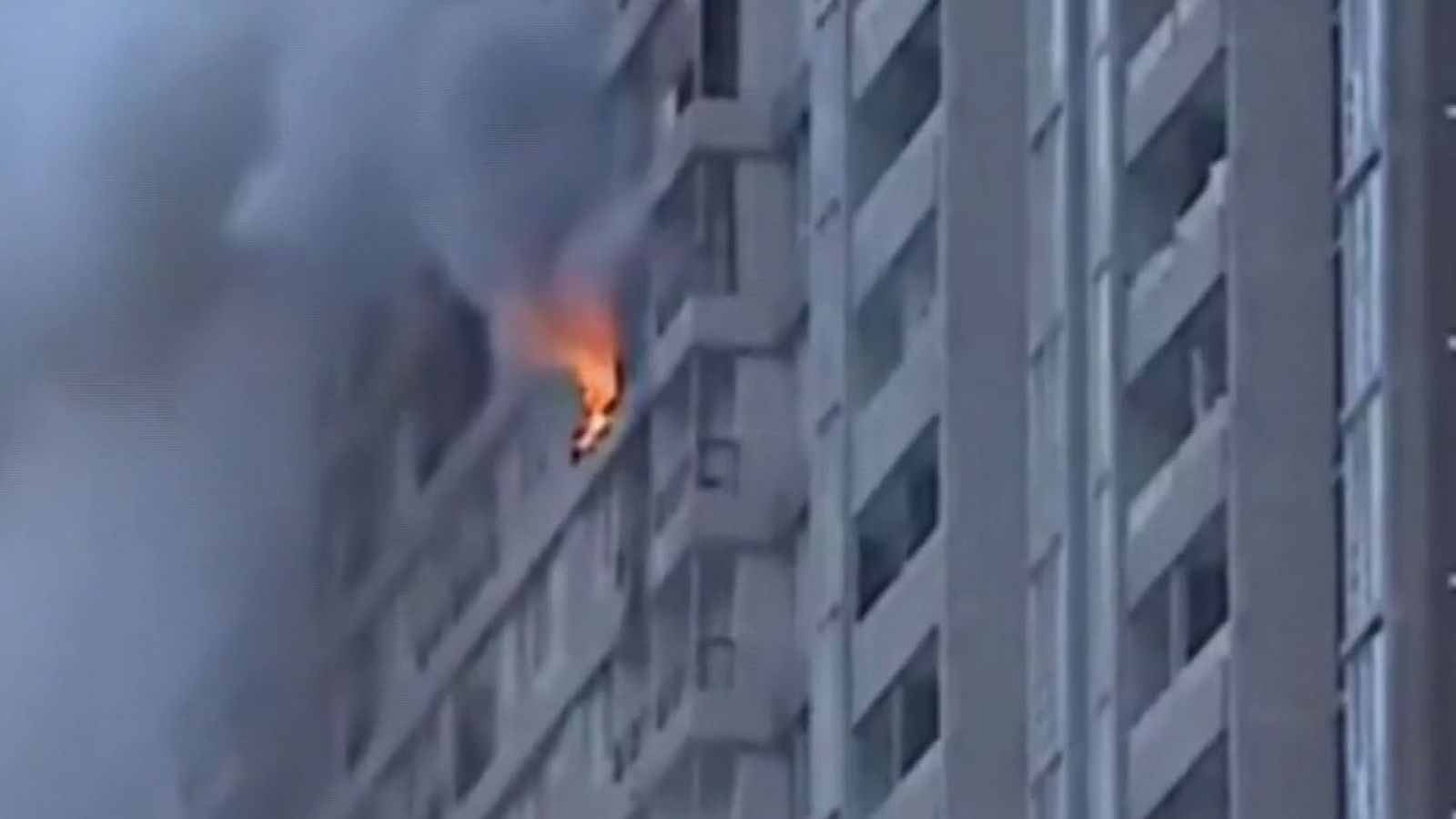 Incendio afecta a departamento de piso 27 en Estación Central
