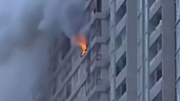 Incendio afecta a departamento de piso 27 en Estación Central
