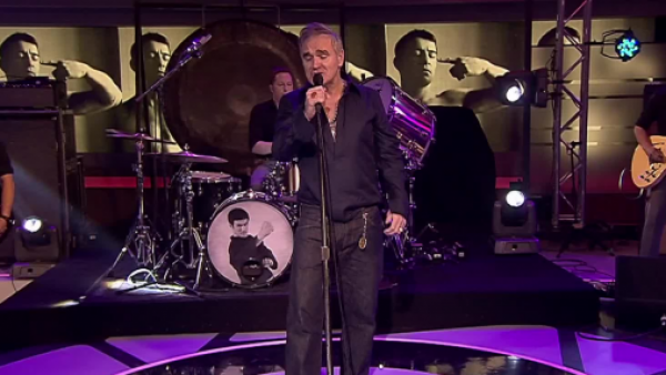 "Postulamos y nos eligió a nosotros": así se gestó el sorpresivo show de Morrissey en TVN
