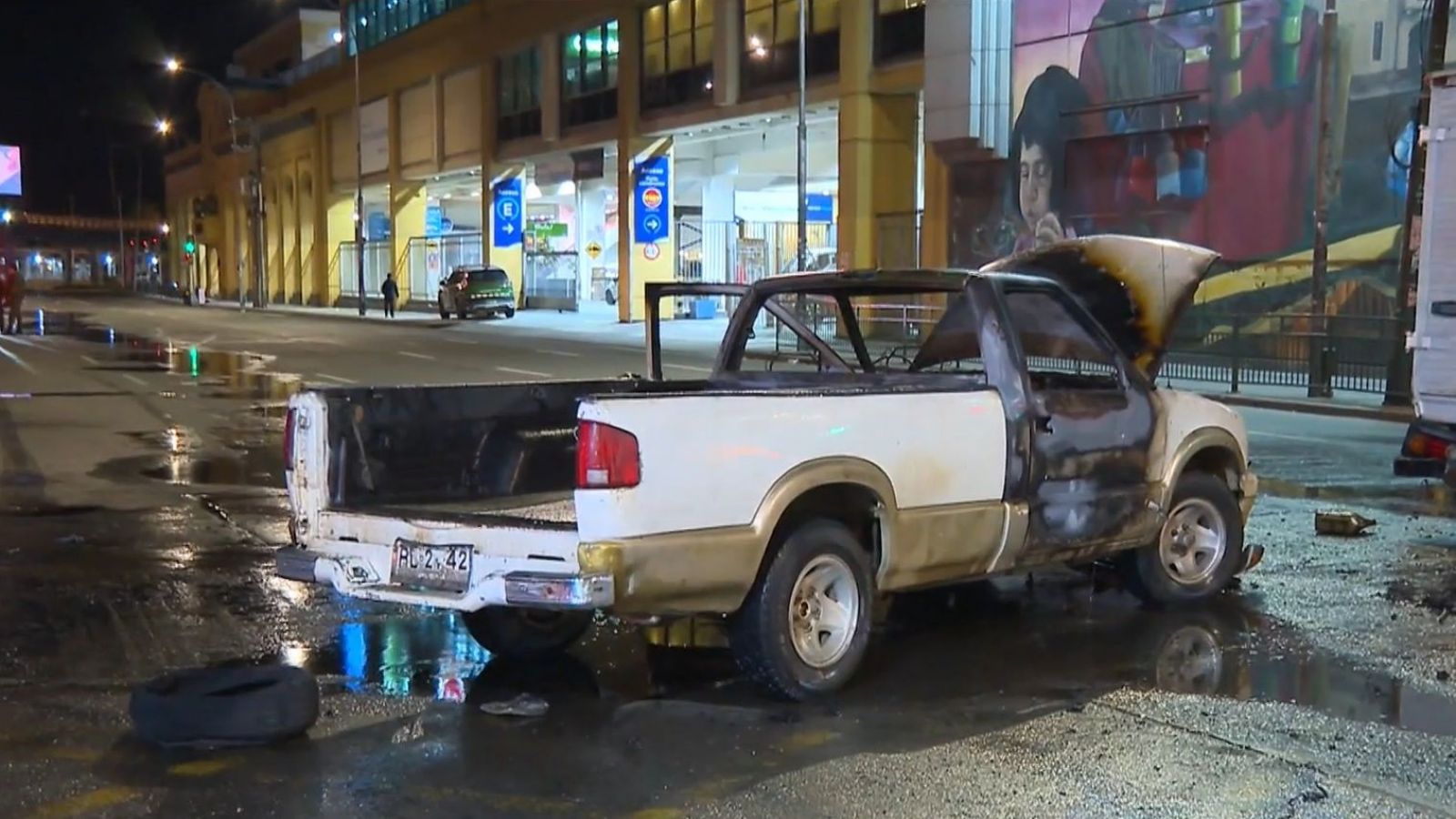 Disparos, persecución y vehículos quemados: Así fue el cinematográfico robo a centro comercial
