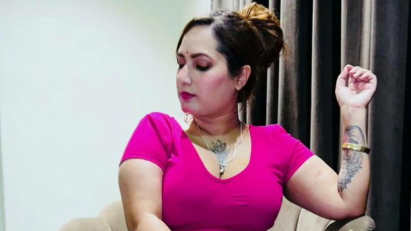 Conocida influencer es hallada muerta al interior de un vehículo en India
