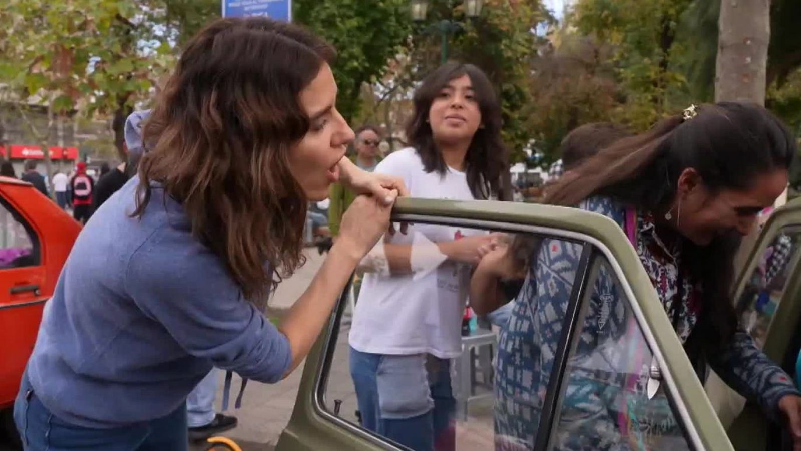 ¿Cuántas personas pueden entrar en este pequeño auto?
