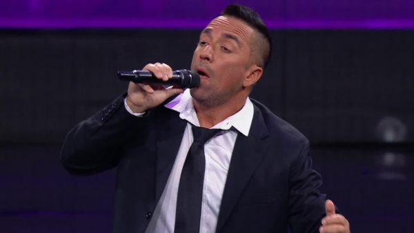 Alexander Guerra es Eros Ramazzotti
