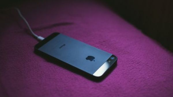 Joven de 17 años muere por presunta descarga eléctrica mientras cargaba el celular
