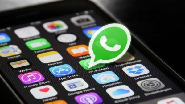 La agregaron a un grupo de WhatsApp en vacaciones y ahora deben pagarle millonaria cifra
