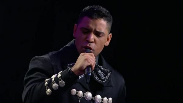 Carabinero sorprende a Gonzalo Valenzuela como Alejandro Fernández
