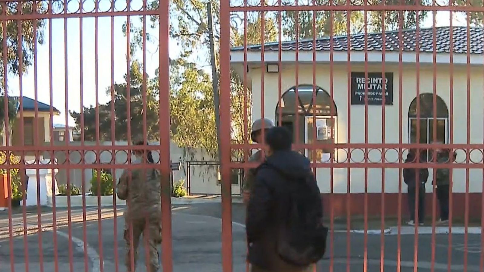Delincuentes golpearon a conscriptos y robaron fusiles de guerra desde regimiento
