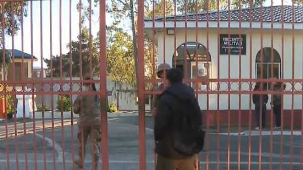 Delincuentes golpearon a conscriptos y robaron fusiles de guerra desde regimiento
