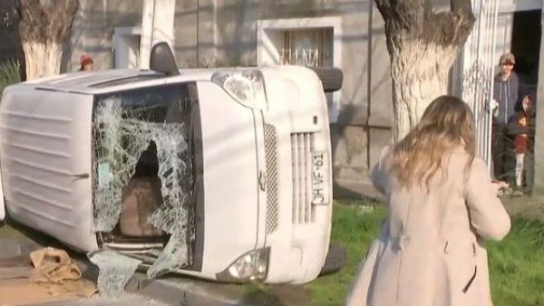Choque de alto impacto dejó un vehículo volcado y lesionado en Quinta Normal

