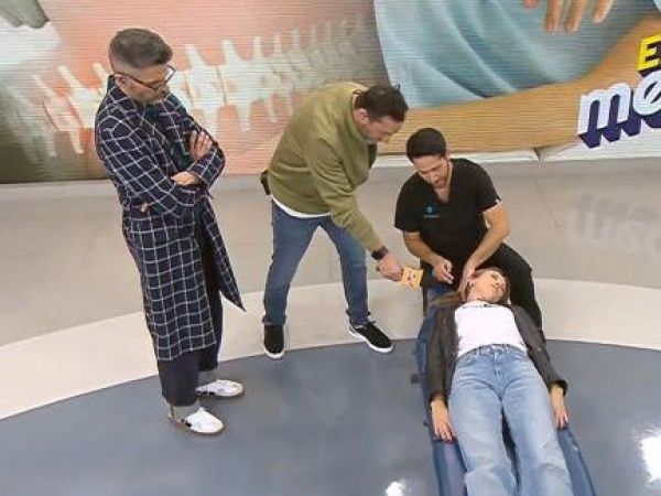 Carla Jara se somete a revisión del kinesiólogo Roger Gotelli