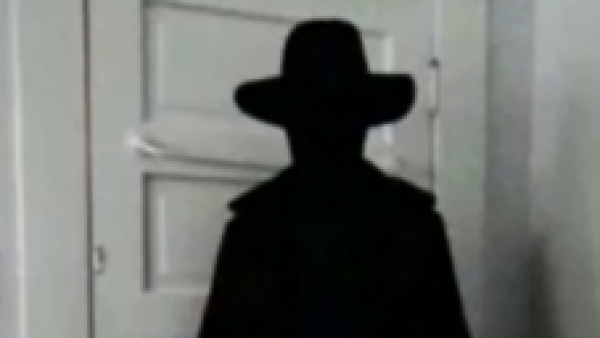 La misteriosa historia del "hombre del sombrero negro"

