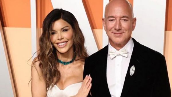 <p>Jeff Bezos y su prometida Lauren Sánchez</p>La lujosa boda de Jeff Bezos, dueño de Amazon, desató protestas
