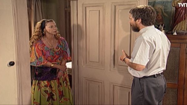 <p>Jovanka y el padre Juan en Romané</p>Romané - T1E27 | Me duele mucho, Juan
