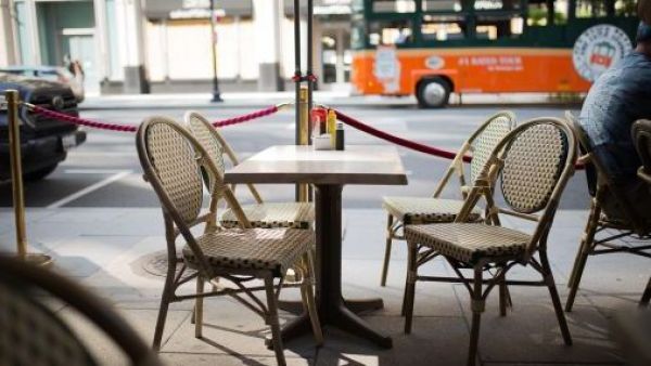 "Cuando tienes cáncer, te quedas en casa": hombre con enfermedad terminal fue humillado y expulsado de restaurante en Francia
