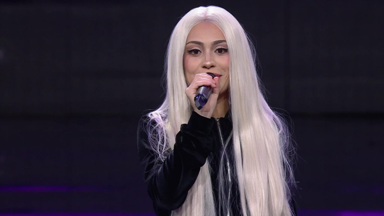 Christina Aguilera trae un clásico: "Ven conmigo, ven conmigo baby"
