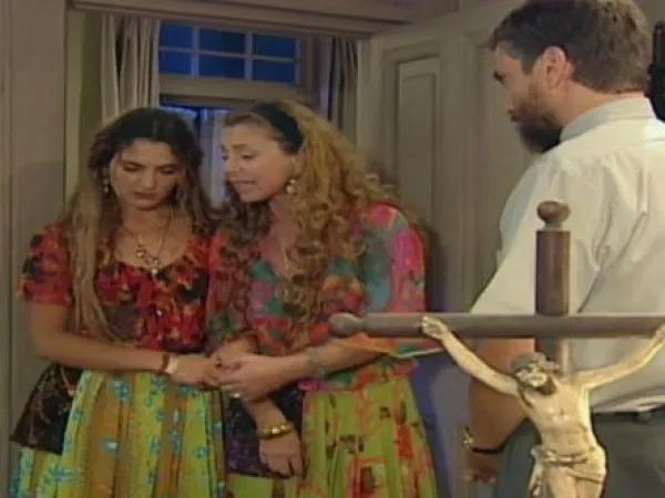 Jovanka, María Jacobé y el padre Juan, personajes de Romané