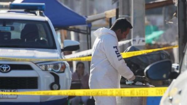 <p>Funcionario de la PDI realizando peritajes</p>