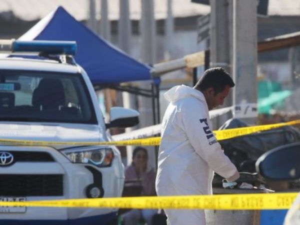 Funcionario de la PDI realizando peritajes