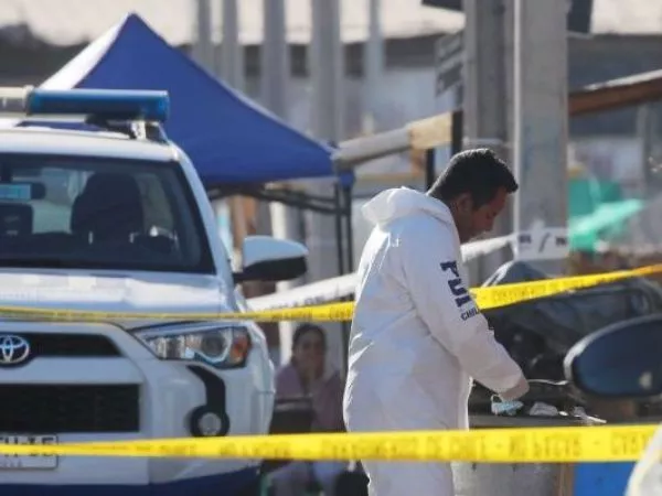 Funcionario de la PDI realizando peritajes