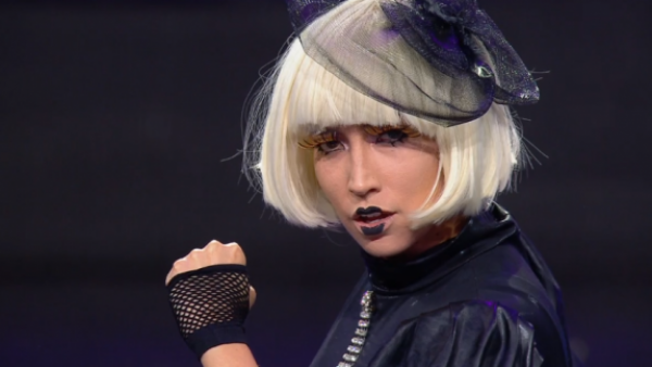 "¿Dónde estabas escondida?": Lady Gaga domina el escenario con Poker Face
