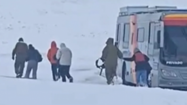 Antofagasta: 20 pasajeros fueron rescatados de bus atrapado en la nieve
