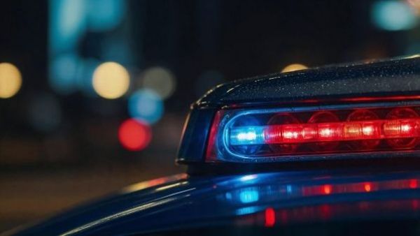 <p>Baliza de policía</p>La conoció por Tinder: Adulto mayor fue apuñalado, asaltado y quemado por mujer
