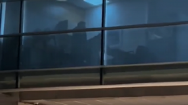 Identifican a involucrados en acto sexual al interior de Municipalidad de Vitacura
