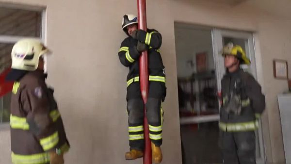 Simón Oliveros se vuelve bombero por un día